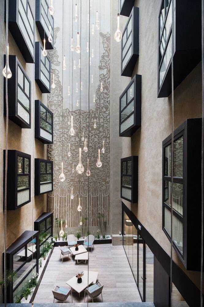 COMLEDBarcelona's tweet photo. Hotel Catalonia Magdalenes. 
En pleno centro de Barcelona este hotel cuenta con mas 130 luminarias #pluja by Glòria Duran Arquitecte

Proyecto arquitectura: Carles Bassó
Luminaria Pluja: Diseño Gloria Duran https://t.co/tpZIMstnfe