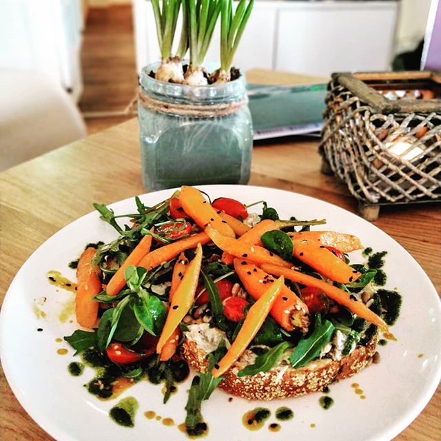 LeontienGlobal's tweet photo. Reward after 2,5 hour walk🥕🥗 #Houmous #carrot &amp; lot of 💞 https://t.co/CGJxouBumG https://t.co/ywNIgDRpcc