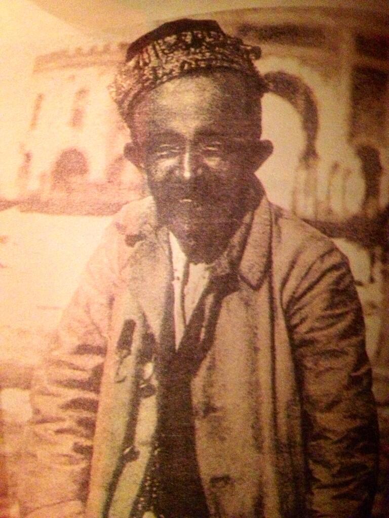🇹🇷, #İstanbul | 1900'lü yıllarda Pazarola Hasan bey. Esnaf onun Pazar ola dediği kişinin işlerinin açılacağına inanırdı.