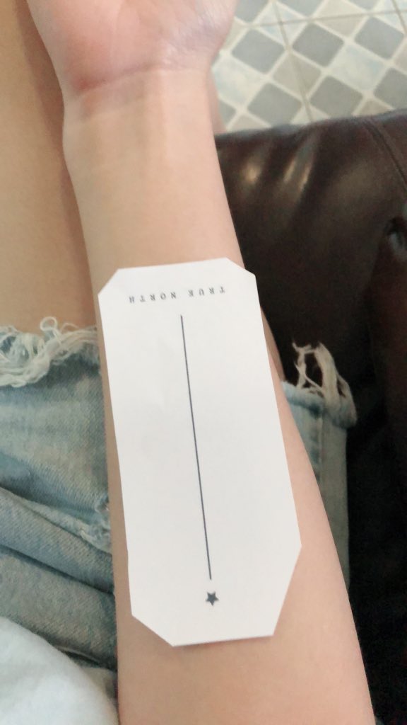 malinw0rld's tweet photo. สงสารช่าง มีคนสงสัยว่าช่างสักให้ลูกค้าคนนี้ผิด แต่ตอนเราไปสักกับเขา ขั้นตอนแรกคือเราต้องส่งลายให้ช่างสักก่อน ละเขาจะปริ้นรูปมาปั๊มหมึก ทาบกับจุดที่เราต้องการสัก แล้วค่อยลงมือสักค่ะ https://t.co/fbEBS2xWPk