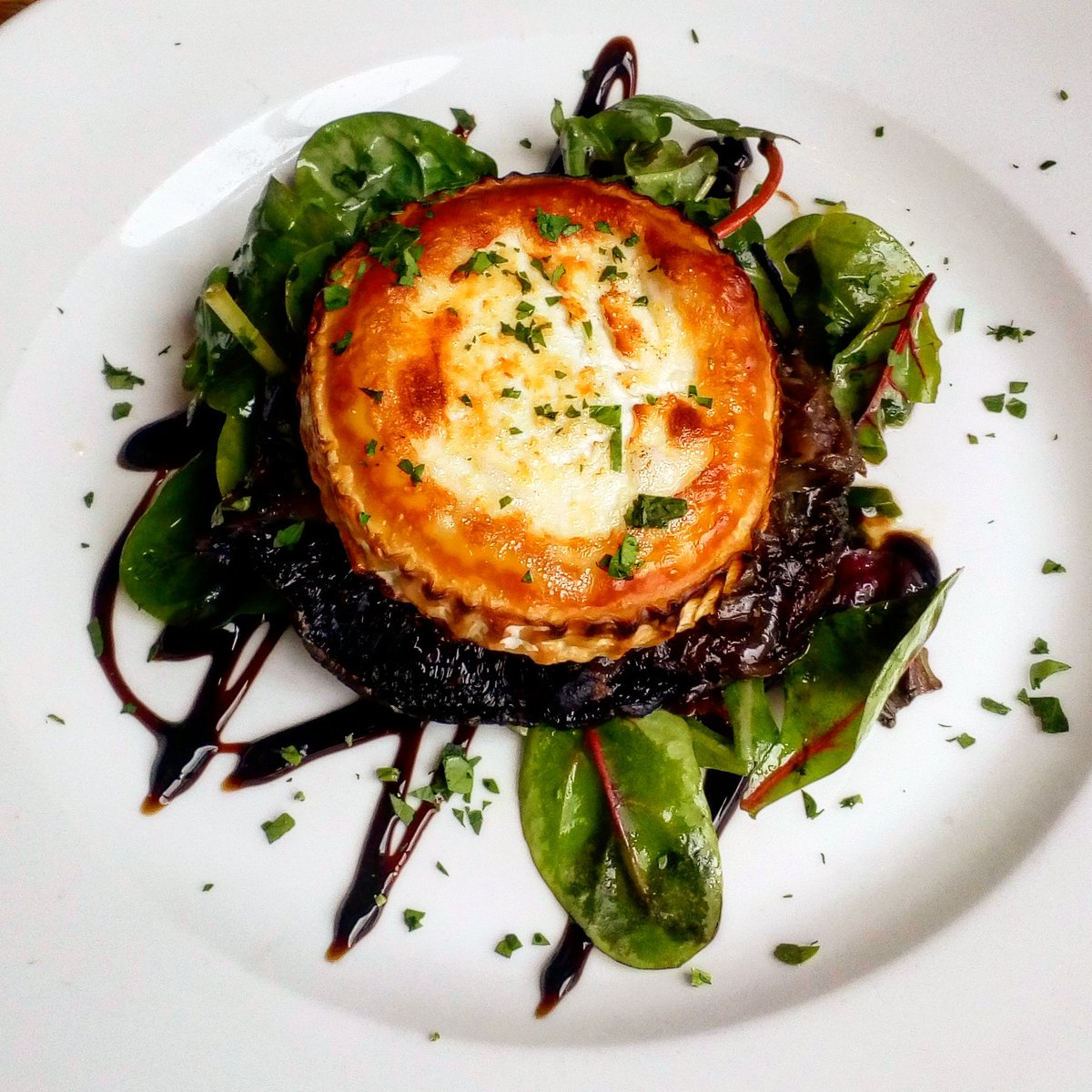 RedLionE11's tweet photo. 🍴 SERVING FROM 5PM 🍴
🐐cheese and red onion stuffed portabello 🍄... #mmmm
#lightbites #servingnow #kitchen #fresh #newmenu #newmenuitem #vegetarian #goatscheese #mushroomparty #leytonstone #e11 #EastLondon #pubs #pubfun https://t.co/9zY4n8TXwr