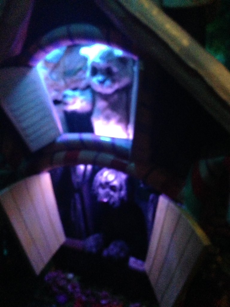 롯데월드 최고의 호러어트랙션 환타지드림이다 눈동자가 죽어버린 인형들이 낡은기계 특유의 움직임으로 끼릭..끼릭 하고 움직이는데 지릴뻔햇다 검색하다 나중에 안 놀라운사실은 환타지드림을 너무 사랑해서 구버전 신버전 분석해서며 전문적으로 덕질하는분이계심 역시 덕후는 어디에든잇다