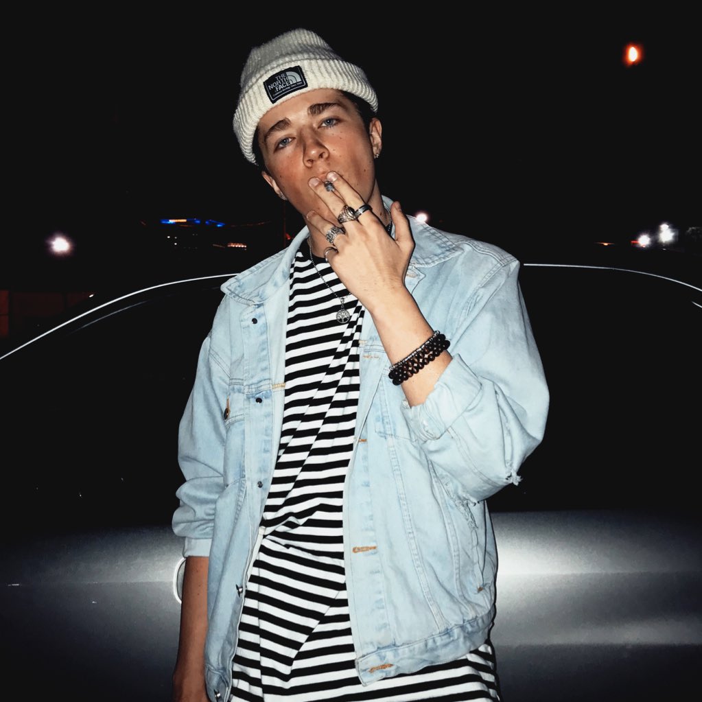 kilpackk's tweet photo. i don’t smoke cigarettes https://t.co/WQXC8XKerp