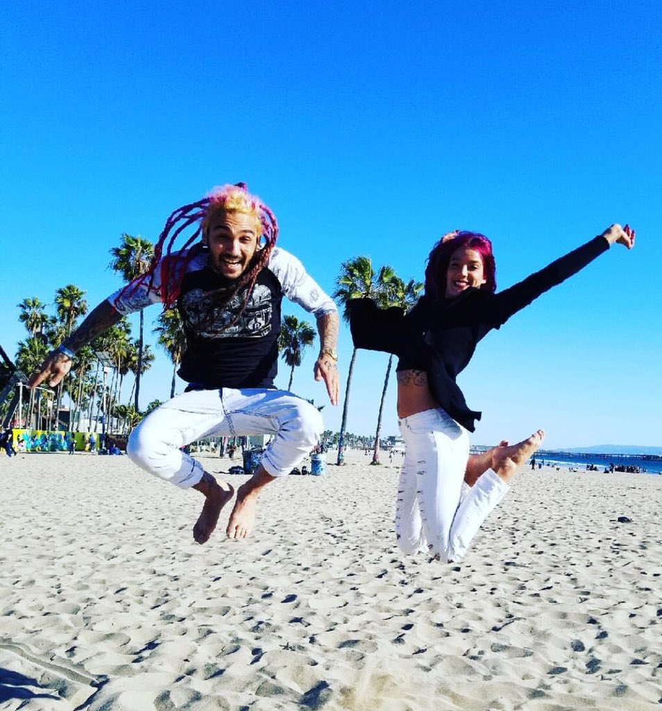 JackieJackson5's tweet photo. Leaping into the weekend like... This photo was taken of my brothers and I in Malibu, California in 1969. The photo on the right is a similar image of @criticallyamuse artists @GoldLemonadeOff in Venice Beach, California. Happy Thursday lovelies! #Jacksons #LemonYourLife https://t.co/VRempylIBR