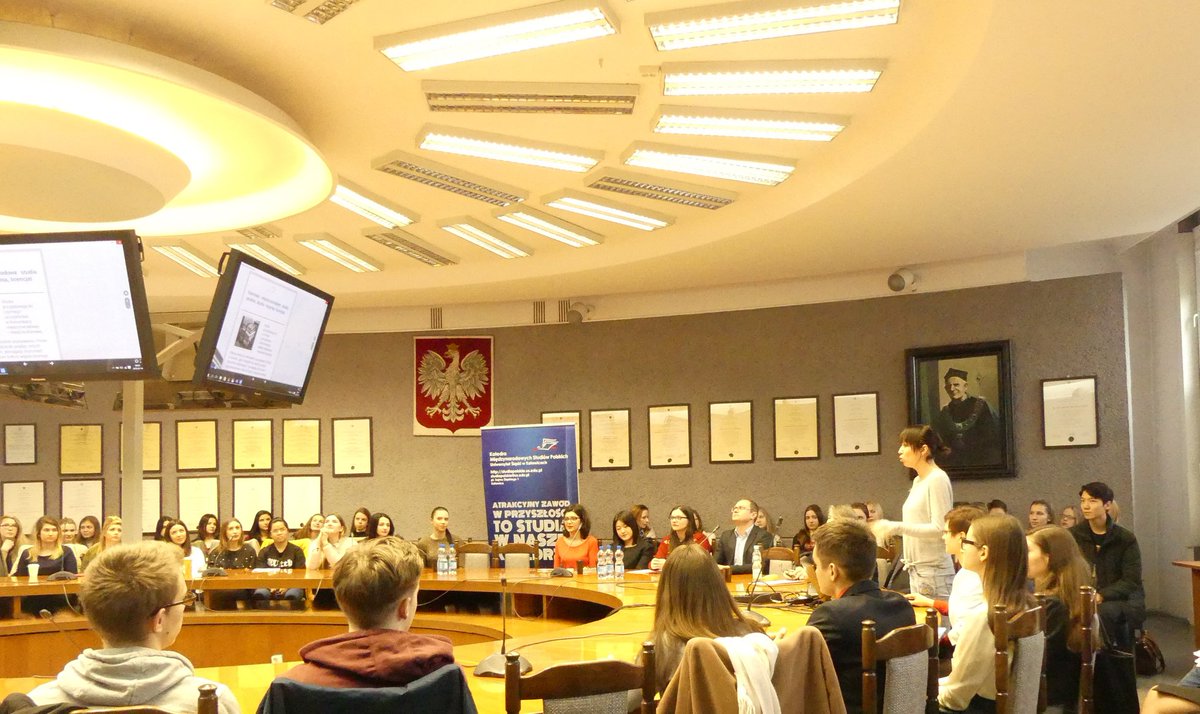 msp_us's tweet photo. 14.03.2018 - Dzień Otwarty MSP = pełna sala :) @tamboragnieszka @USinKatowice @el_laskowska #promujemy #universityofsilesia #studyinpoland #Poland #Italy https://t.co/u2pcAyMrpF