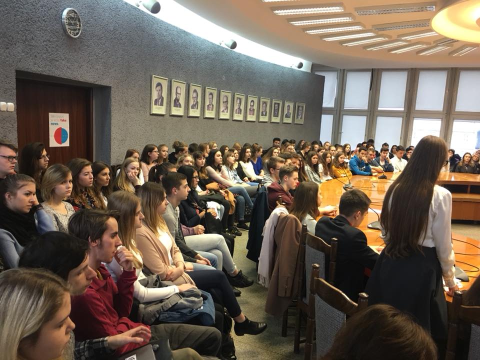 msp_us's tweet photo. 14.03.2018 - Dzień Otwarty MSP = pełna sala :) @tamboragnieszka @USinKatowice @el_laskowska #promujemy #universityofsilesia #studyinpoland #Poland #Italy https://t.co/u2pcAyMrpF