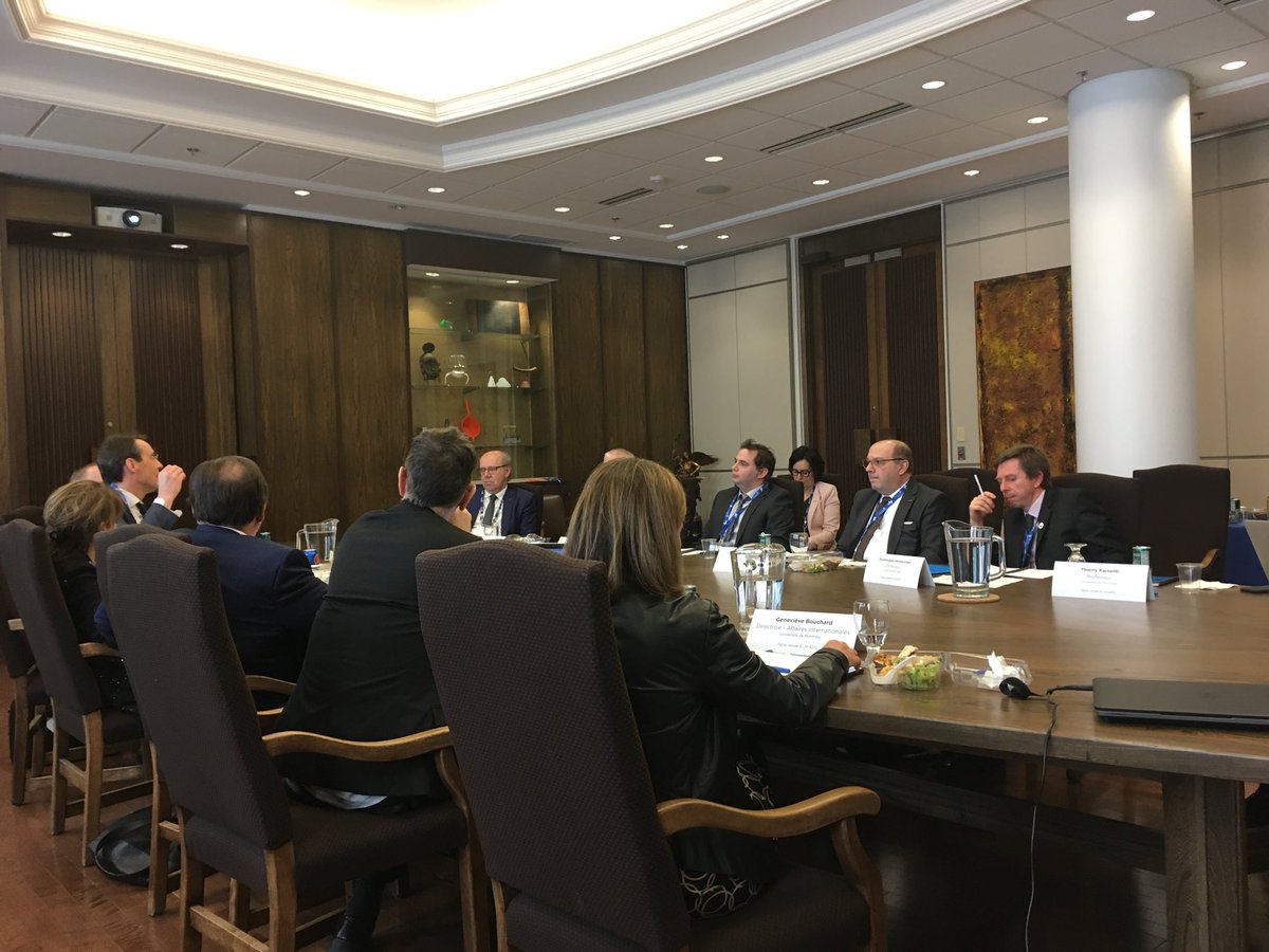 Charismatic professors can deliver boring MOOCS, and dull teachers can make fascinating MOOCS: different skills. Round table on Digital Learning @Umontreal  #BELCAN2018 #Canadahs