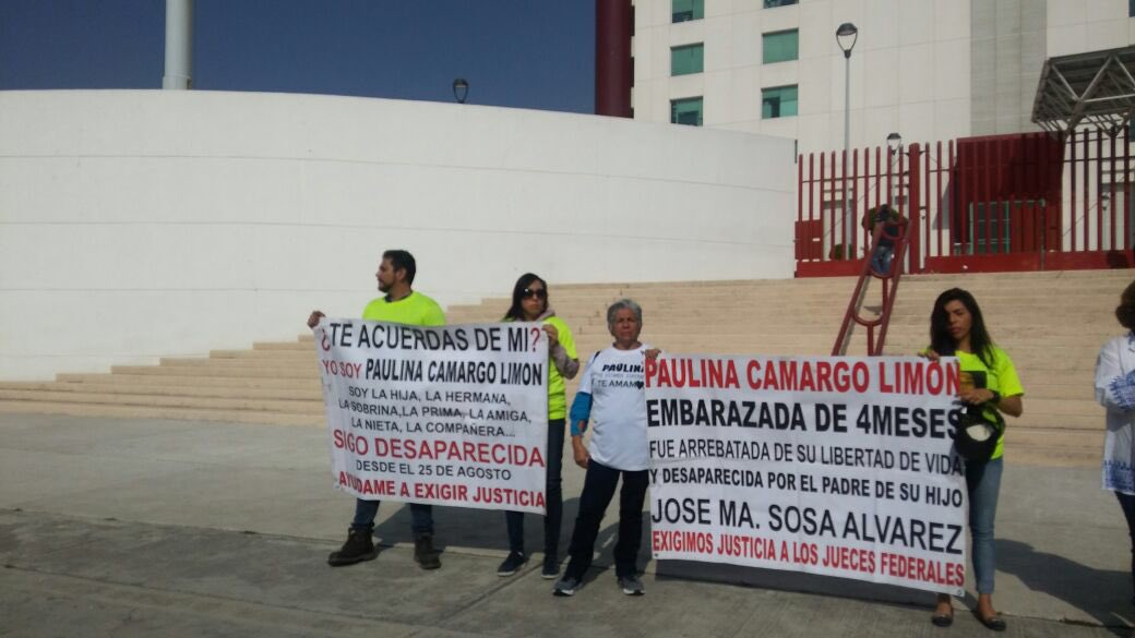 HelisutCordova's tweet photo. Familiares de #PaulinaCamargo asesinada en 2015 se manifestaron en las oficinas del Poder Judicial para exigir que no se le otorgue un amparo a José María Sosa Álvarez, su presunto asesino. La madre de la Roció del Carmen Limón, exigió que se revise el caso vía @yazcurinoticias https://t.co/GuRkzUzxLH