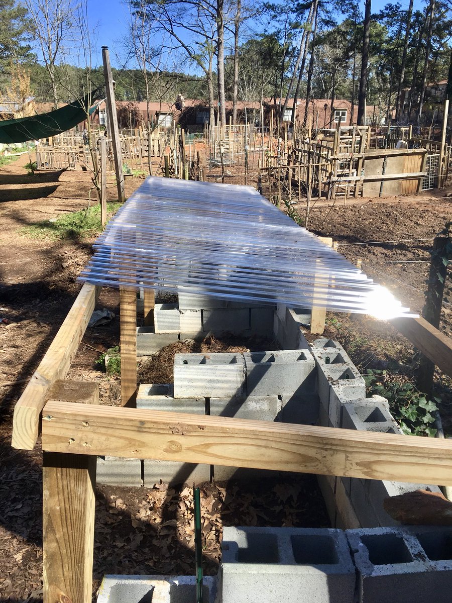 JollyAveGarden's tweet image. ✌🏼Garden Projects Completed! 1) The greenhouse fan was finished and is fully functional! 2) A group from Wesleyan High School helped build an overhang for the compost bin! #jollyavegarden #friendsofrefugees #springproject #compost #volunteers #wesleyanhighschool