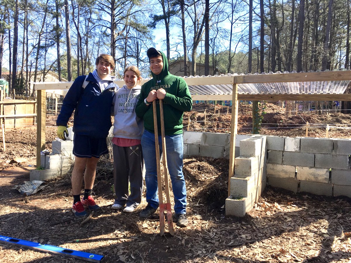 JollyAveGarden's tweet image. ✌🏼Garden Projects Completed! 1) The greenhouse fan was finished and is fully functional! 2) A group from Wesleyan High School helped build an overhang for the compost bin! #jollyavegarden #friendsofrefugees #springproject #compost #volunteers #wesleyanhighschool