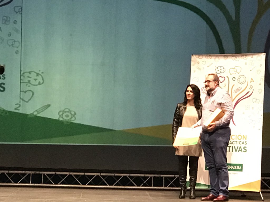 InnovacionForm's tweet photo. #innovaex2018 ✨Premiados✨ @EstherGMoran @Junta_Educacion @eScholarium @enmarcha @CPR_Zafra https://t.co/7pWntiWlvT