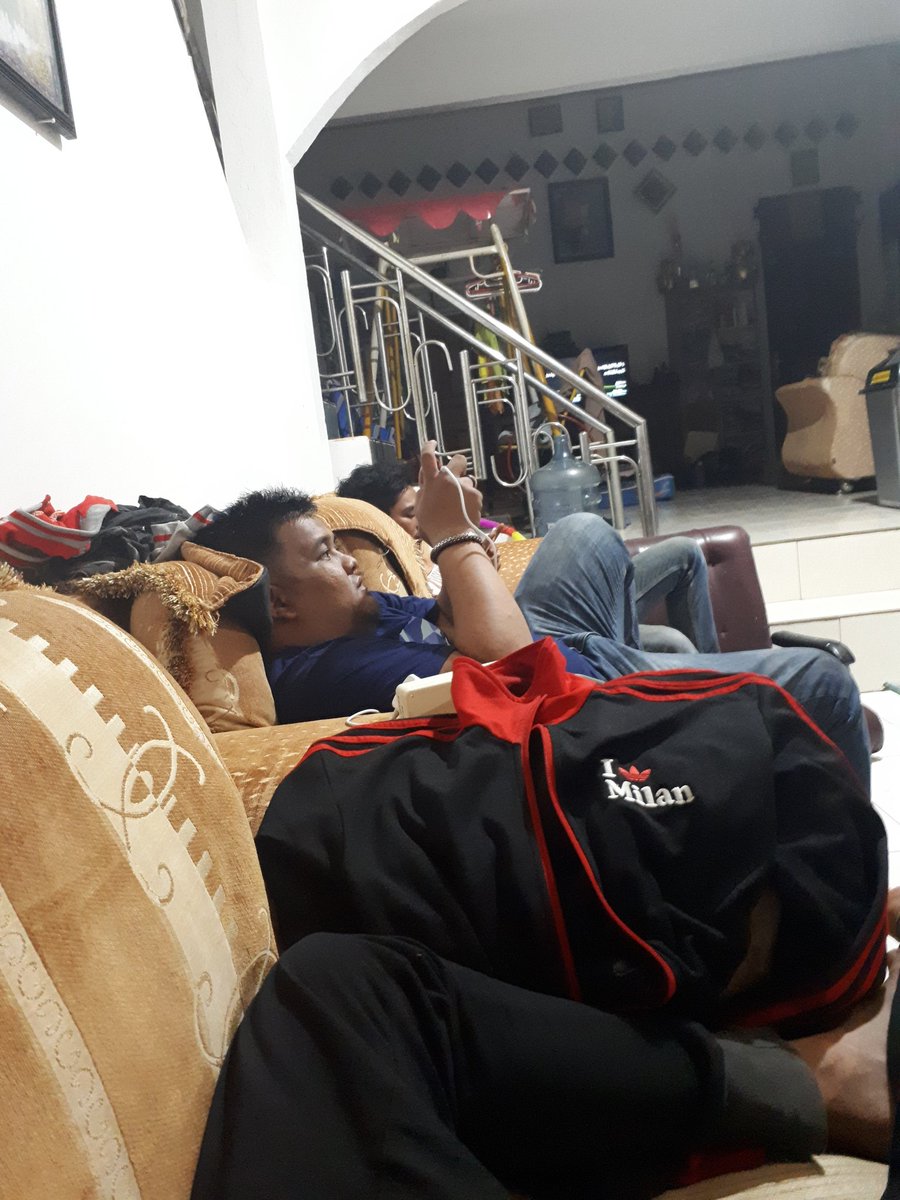 MIBasis_Sebatik's tweet photo. Pasukan #Nomil menanti kick off leg 2 liga eropa Milan vs arsenal #forzamilanbah @MisezTarakan @MilanistiOrId https://t.co/AZ58IZ5Chm