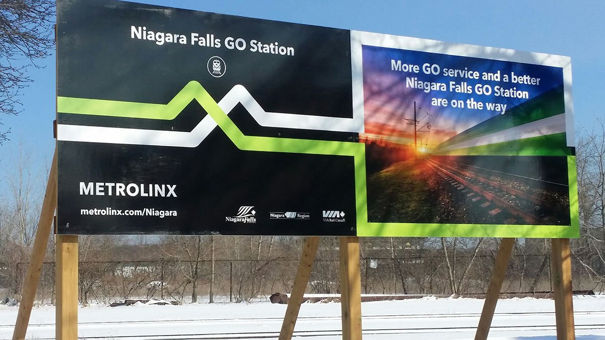 Signs are up at the future site of the #NiagaraFalls GO station! Learn more about GO Train service in #Niagara: bit.ly/2FCkufO #MovingTransitForward