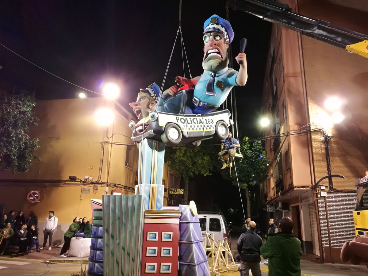 Anit es va fer la plantà de grua del nostre monument major.