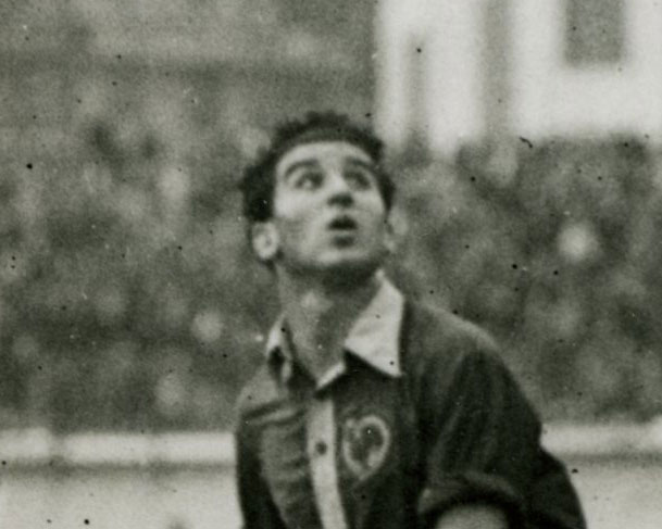 photomemory's tweet photo. @RCLens Bonjour, pourriez-vous nous aider à identifier ce joueur sur cette photo ? Prise de vue effectuée lors d'un match de D1, au Parc des Princes, face au @racing_cff92. Soit le 14 novembre 1937. Soit le 30 avril 1939. Merci d'avance pour le coup de pouce ! 😀 #RCLens https://t.co/M3L9sTzx0E