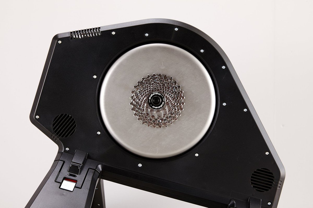 With more snow forecast for the weekend, is it time to buy a smart trainer and move to Watopia where the weather is virtual too? @roadcyclingUK buff.ly/2DtvRAX