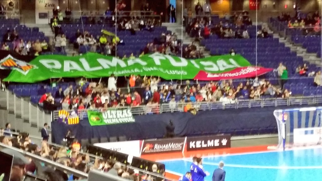 RobertoMila13's tweet photo. La animosa afición de @PalmaFutsal siempre fiel a su equipo dando colorido al WiZink Center. https://t.co/JofIJ0Joxr