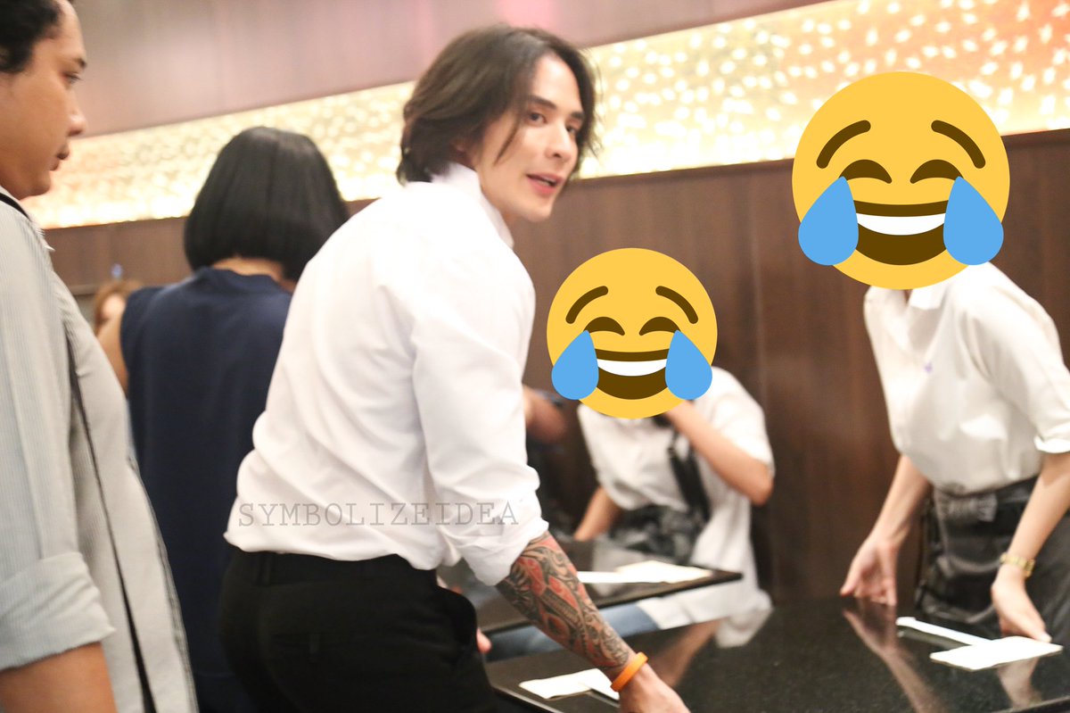 symbolizeidea's tweet photo. รีวิว #แทคภรัณยู : เปิดมิติใหม่แห่งการตามติ่งดารา คือเจ้าตัวพาไปเลี้ยงข้าวที่ฟูจิ โต๊ะไม่พอ…อ๋อไม่เป็นไร ยกโต๊ะเอง จัดแจงที่นั่งให้แฟนคลับเสร็จสรรพ งงเว้อออ 5555555555555555555555555555 https://t.co/KdqDURwECr