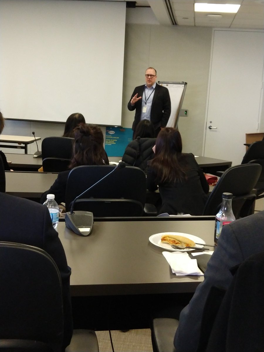 mitchellkam's tweet photo. .@caseweatherhead MSM-Finance students always enjoy visiting with our alumni and great partners at @keybank #ClevelandCityTrek #Finance @career001 @cwru @weatherheadcmo #TheWeatherheadWay https://t.co/U3ePVAzkDn
