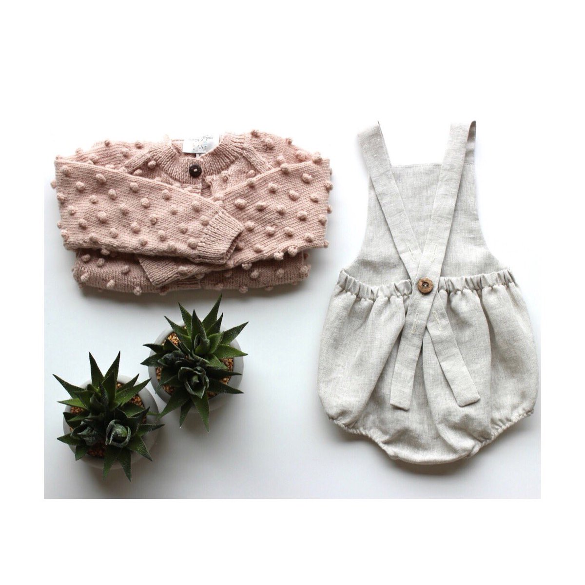 Just as cute on girls or boys the 100%  natural linen button back. Simple, minimal and stylish luxury complete with coconut shell button. Available online  at Chéri Bébé.......link in the bio 👆🏻