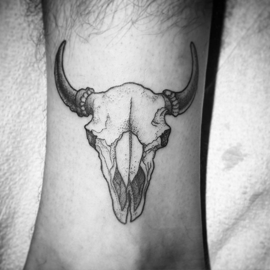 royal_h_tattoo's tweet photo. Repost from @marlainamortatiart- Super fun walk in of a #bisonskull in one of my favorite tattoo styles (more of this please!) done @royalheritagetattoo #bison #bisontattoo #bisonskulltattoo #vegantattoo #skull #skulltattoo #dotwork #whipshaded #ankle #losangeles #lavegantattoo https://t.co/hKtjWWtO4F