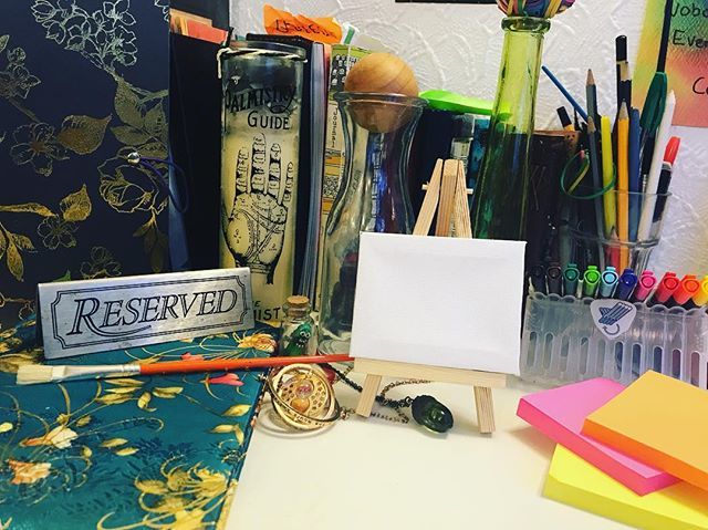 emflorenceblog's tweet image. Messy desk, it’s organised chaos 💁‍♀️
.
.
.
.
.
.
.
.
#desk #homedecor #homeworkspace #workfromhome #stationery #stationary #harrypotter #timeturner #hermionegranger #drarry #recipes #candles #organisedchaos #messy #messydesk ift.tt/2FYrzXC