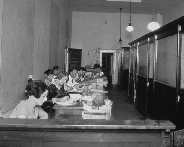Did you know? UPS began hiring women as early as 1924 in our Los Angeles office! Many people think the Brown Betties were the first women #UPSers, when in fact, UPS has had an even longer history of employing women. #WomensHistoryMonth #TogetherWeAreUPS