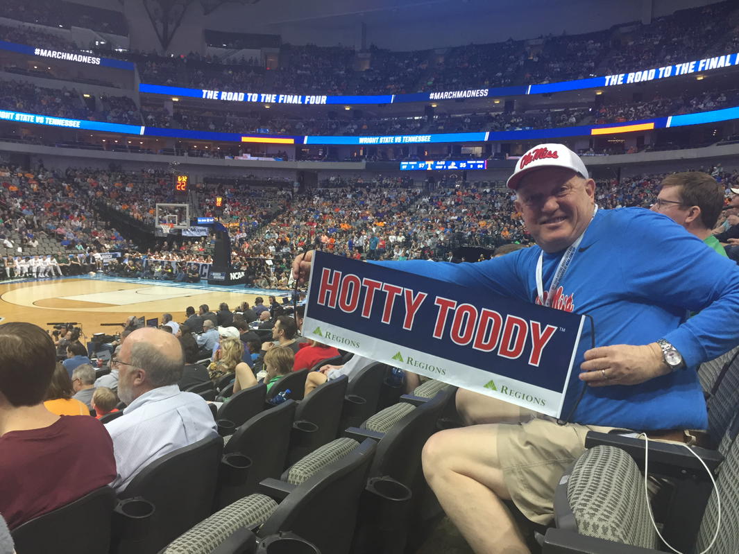 NormaMcCulloug7's tweet photo. David at the #DallasRegionals #AmericanAirlinesCenter #MarchMadness #HottyToddy #Dancing ๐๐๐๐ https://t.co/e8jYFTriKC