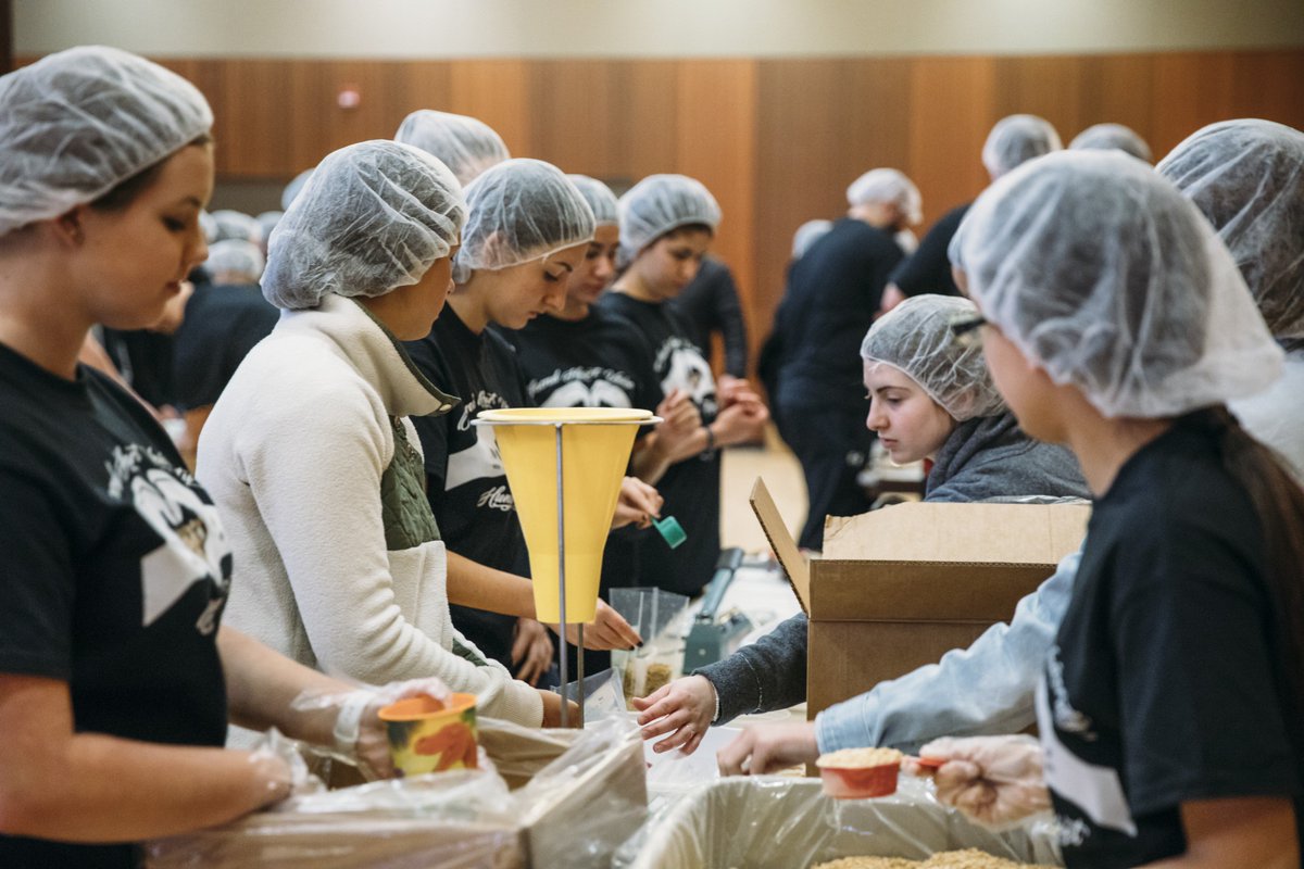 sacredheartuniv's tweet image. Students have spent all day packing meals for over 50,000 people at @SHUStudentGov&apos;s #HungerProject event in partnership with @mealsofhope! We love seeing our Pioneers #ServeWithHeart!

#WeAreSHU #FeedTheHungry #CorporalWorksOfMercy