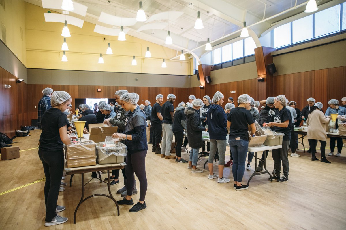 sacredheartuniv's tweet image. Students have spent all day packing meals for over 50,000 people at @SHUStudentGov&apos;s #HungerProject event in partnership with @mealsofhope! We love seeing our Pioneers #ServeWithHeart!

#WeAreSHU #FeedTheHungry #CorporalWorksOfMercy