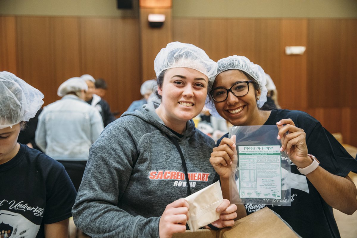 sacredheartuniv's tweet image. Students have spent all day packing meals for over 50,000 people at @SHUStudentGov&apos;s #HungerProject event in partnership with @mealsofhope! We love seeing our Pioneers #ServeWithHeart!

#WeAreSHU #FeedTheHungry #CorporalWorksOfMercy