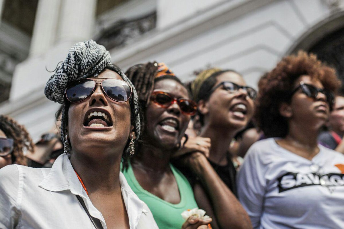A NOSSA DOR NÃO NOS CALA!
As mulheres negras, base da pirâmide social, resistem! Representadas por Marielle, alcançaram um espaço de poder e não darão nenhum passo atrás. #MariellePresente Fotos: Mídia NINJA