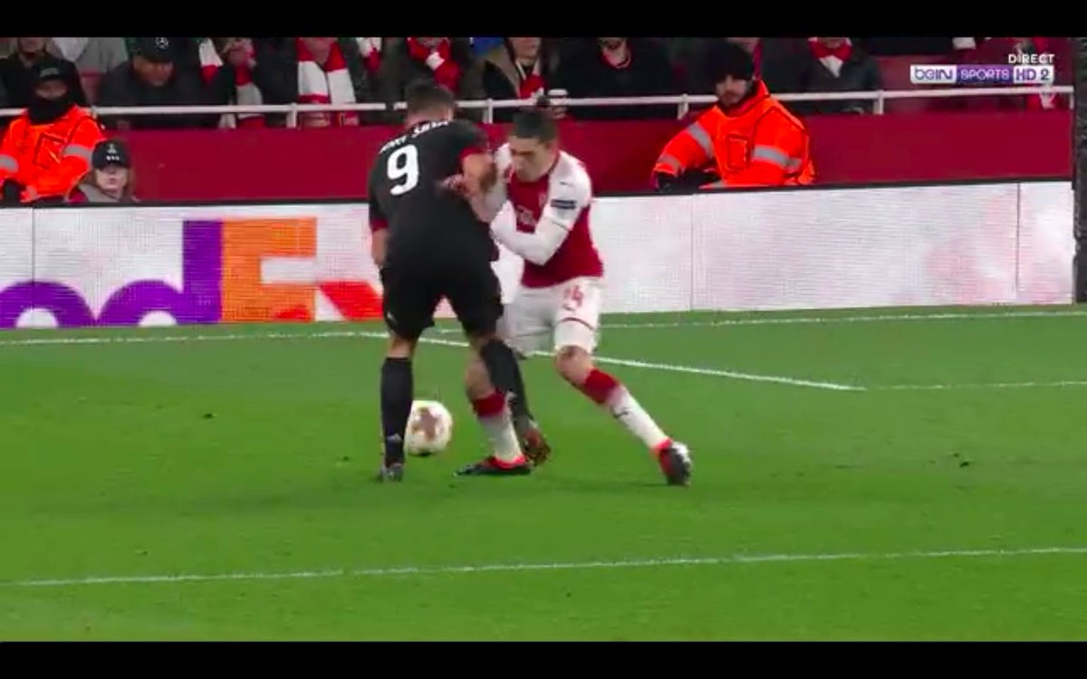 MilanUpdate's tweet photo. THIS IS NOT PENALTY. #ShameOnYouUEFA @EuropaLeague @UEFA @Arsenal

https://t.co/ufyyyR209C