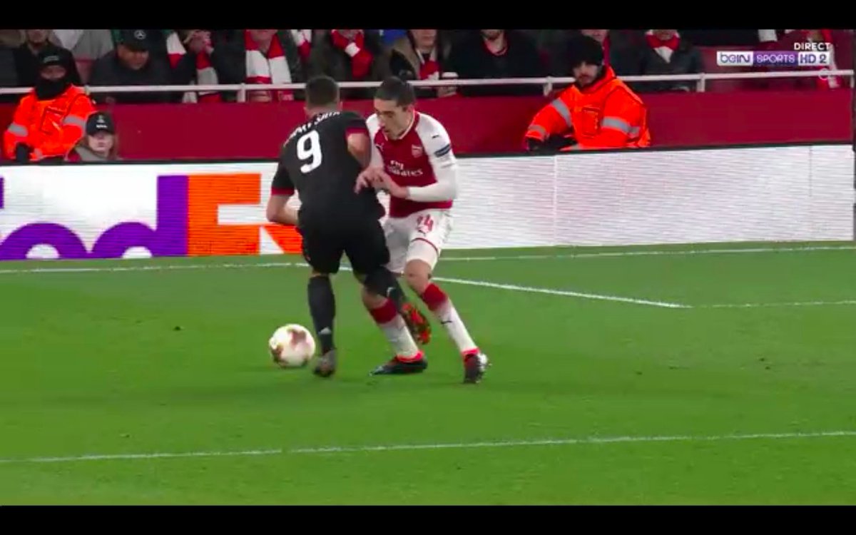 MilanUpdate's tweet photo. THIS IS NOT PENALTY. #ShameOnYouUEFA @EuropaLeague @UEFA @Arsenal

https://t.co/ufyyyR209C