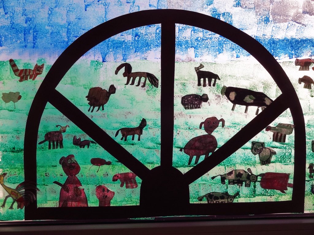 Thema De Boerderij #topondernemers
Kinderen tekenen  boerderijdieren, ouders hebben de themakast ingericht en door het stalraam zien we de dieren op de boerderij.