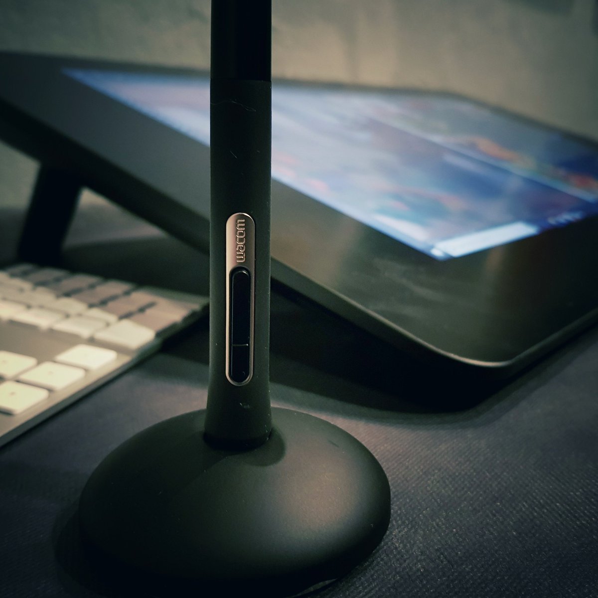 Moovely's tweet photo. La précision apportée par le stylet permet de travailler avec une très grande précision. Au top, notamment pour Photoshop ! @wacom #CintiqPro24 #LiveDareCreate https://t.co/XIAG51P2l7