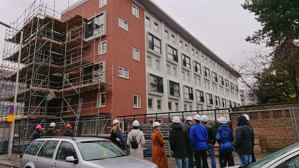 Vandaag <a href="/haagwonen/">Haag Wonen</a> op bezoek gehad bij project Mathenesserweg in Rotterdam. Collega <a href="/SanneMensinga/">Sanne Mensinga</a> licht toe wat <a href="/Heembouw/">Heembouw</a> aan deze woningen verbeterd en hoe wij dat doen. #bouwvrouw #typischheembouw