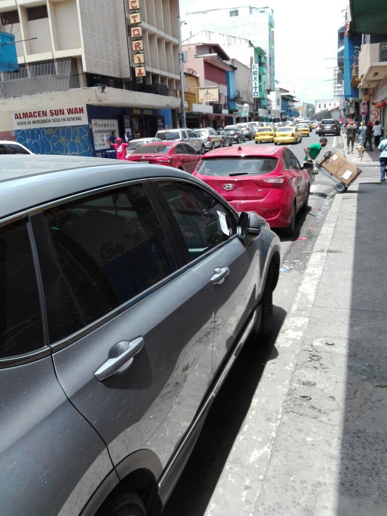 policiadepanama's tweet photo. Unidades de la #DNOT sancionan a conductores que dejan sus vehículos en lugares #NO permitidos. Respeta el Reglamento de Tránsito. #AvenidaB https://t.co/LZ2Wps0yFh