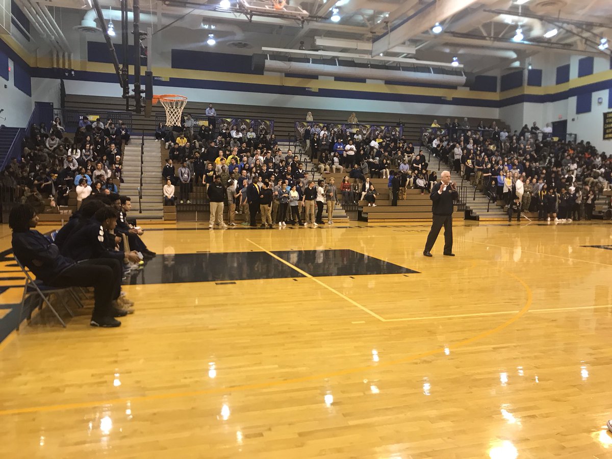 SBRileyhigh's tweet photo. Thank you to some South Bend basketball 🏀 legends Coach Owens, Coach Berger, &amp; @Coach_Lightfoot for talking to @RileyWildcats #TeamSouthBend https://t.co/MqHotcJ0LG