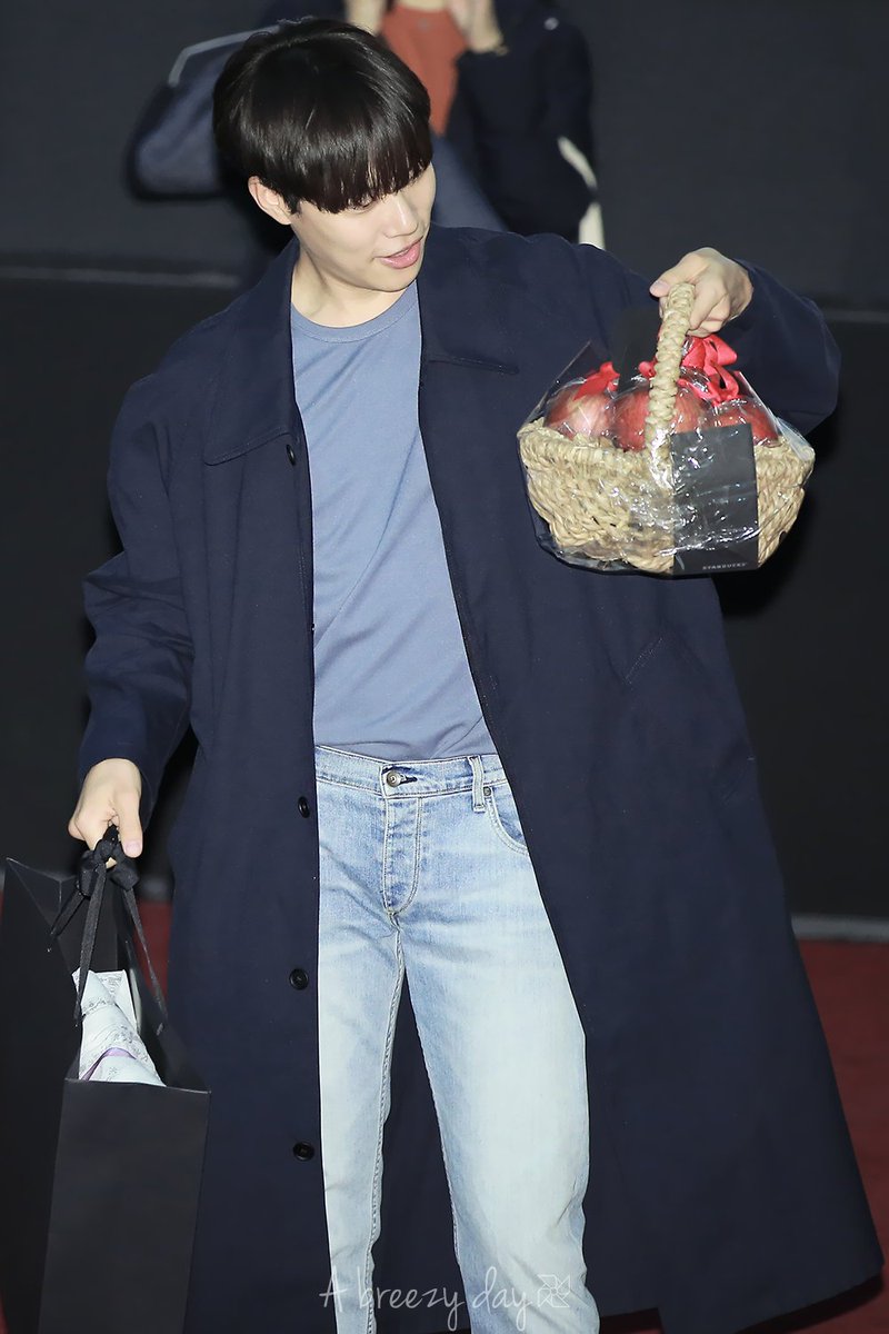 사과와 재하💕

180303 #류준열 #재하 #리틀포레스트 #무대인사 #수원

cfile22.uf.tistory.com/image/99266047…
