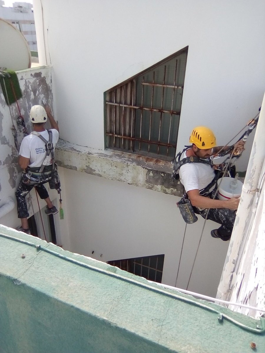 Eliezerkhsl's tweet photo. Rehabilitación de patios interiores en mesa y lopez, Las Palmas. Trabajos verticales y de difícil acceso para todo tipo de obras, servicios y mantenimientos. #pinturassuarez #trabajosverticales #petzloficial #anetva https://t.co/cb170lJ0GT