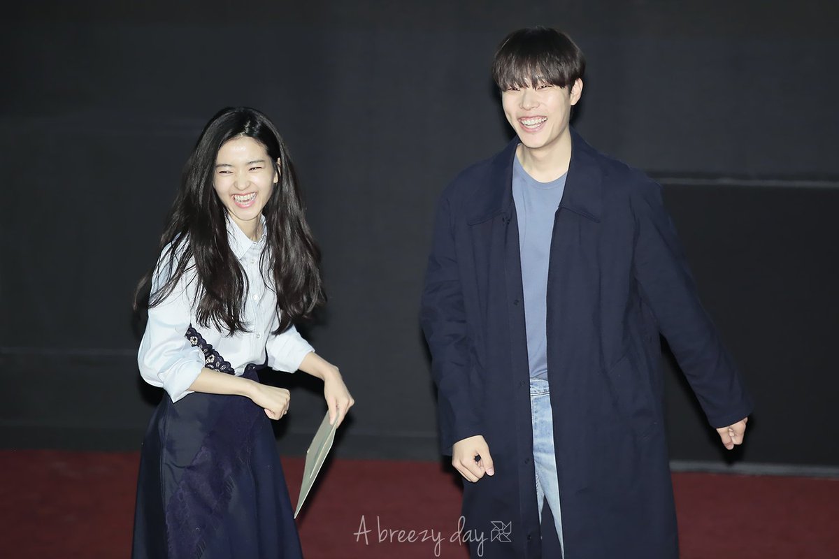 왜 혜원이와 권투를 하는건지 모르겠지만 신난게 귀여움🙊🙈

180303 #류준열 #김태리 #리틀포테스트 #무대인사 #수원

cfile28.uf.tistory.com/original/99337…
cfile27.uf.tistory.com/original/9933A…
cfile2.uf.tistory.com/original/9923D…
cfile27.uf.tistory.com/original/9933F…