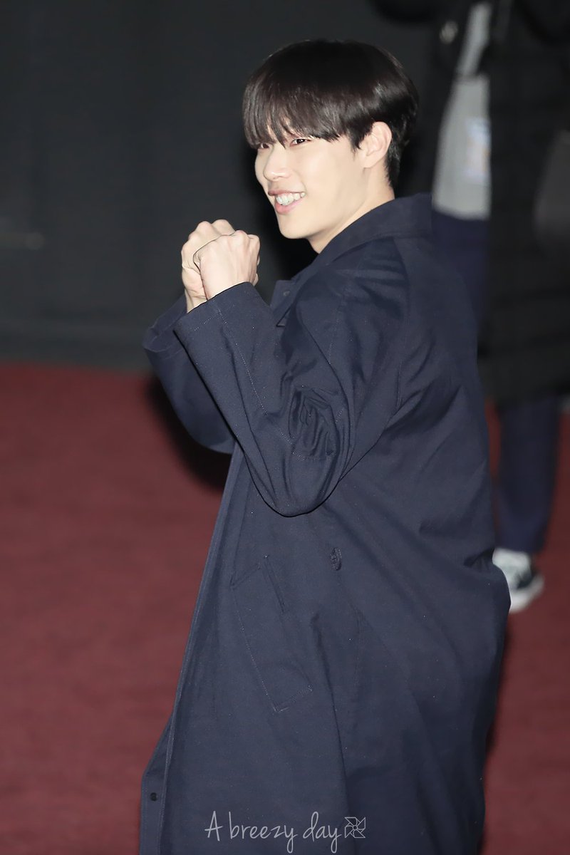 왜 두 주먹 불끈 쥐고 있는건지 모르겠지만 귀여움

180303 #류준열 #재하 #리틀포레스트 #무대인사 #수원

cfile21.uf.tistory.com/image/9926FD47…
cfile8.uf.tistory.com/image/9926EF47…