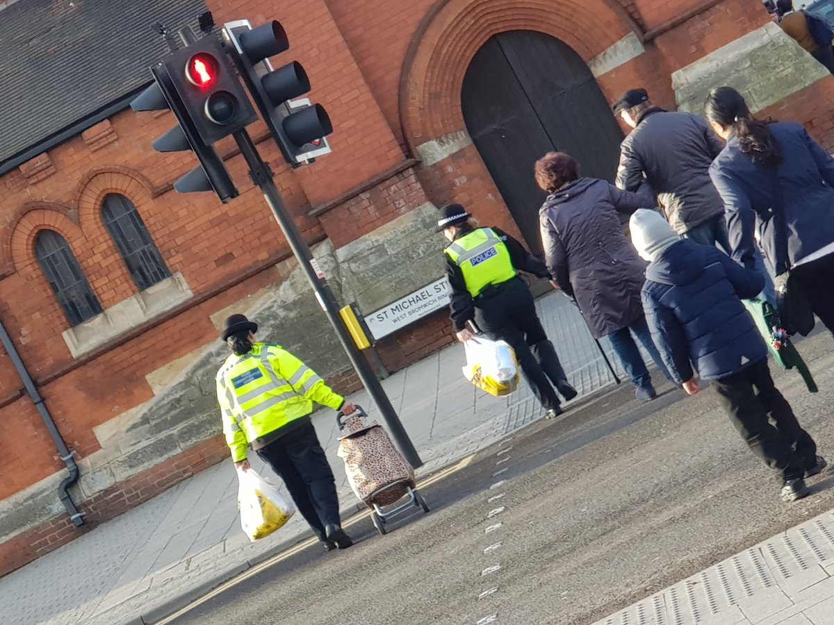 WMPolice's tweet image. Great picture from @pandafats showing how our officers go out of their way to help those in need. 😇