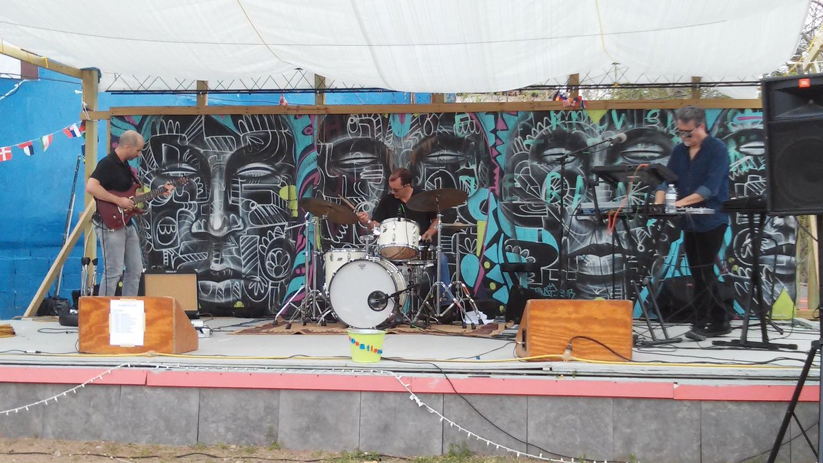 Lost Cat Magnet is tearing into #VFshowcase with meditative electronics, driving sequencers, live drums, and guitar. Great change of pace from the first two bands...