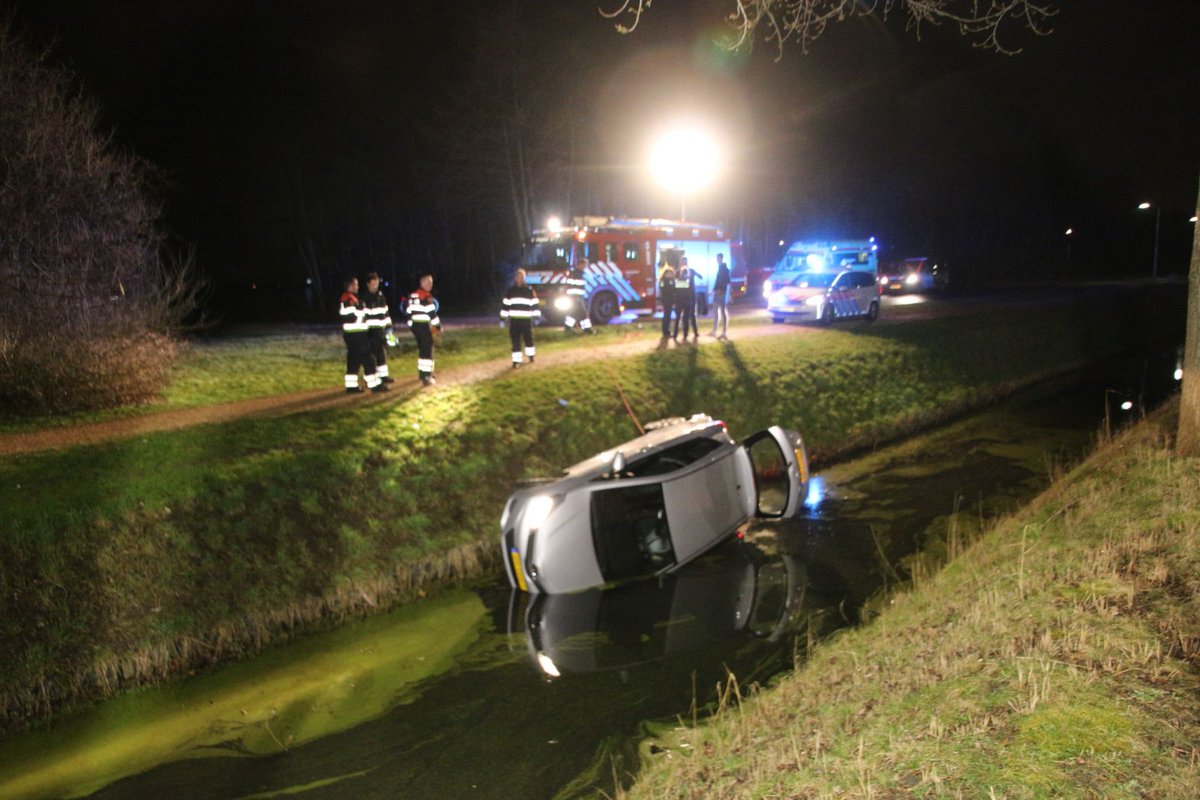 112meerlanden's tweet photo. Auto in de sloot #ijweg #hoofddorp https://t.co/0C3WTxf0rG