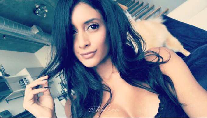 Happy Thursday Loves! What&rsquo;s everyone up to to today?🤔💋 https://t.co/53DLkby2a1<a href="/tag/newyears"class="tags"><span>#newyears</span></a><a href="/tag/newyearsday"class="tags"><span>#newyearsday</span></a>