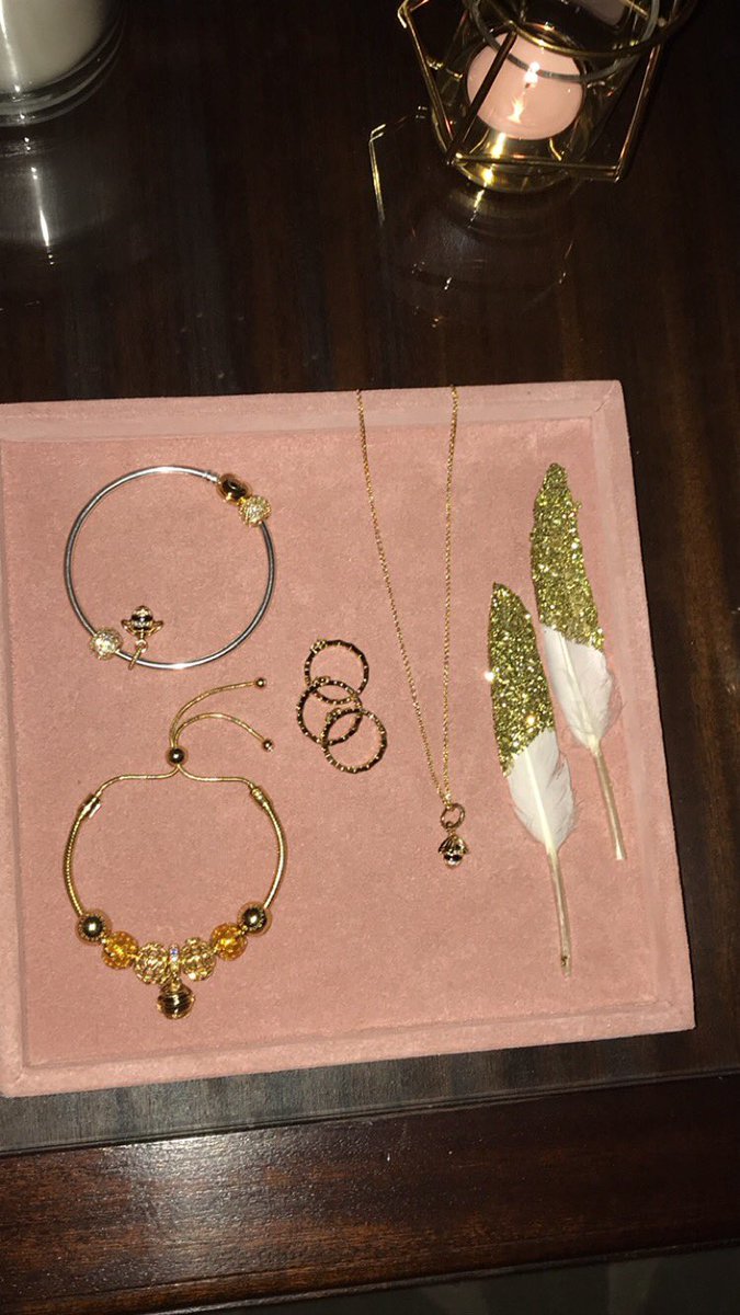 alimckeever's tweet photo. In love with the new Shine collection from @PANDORA_UK #PandoraShine https://t.co/fJuRaRu106
