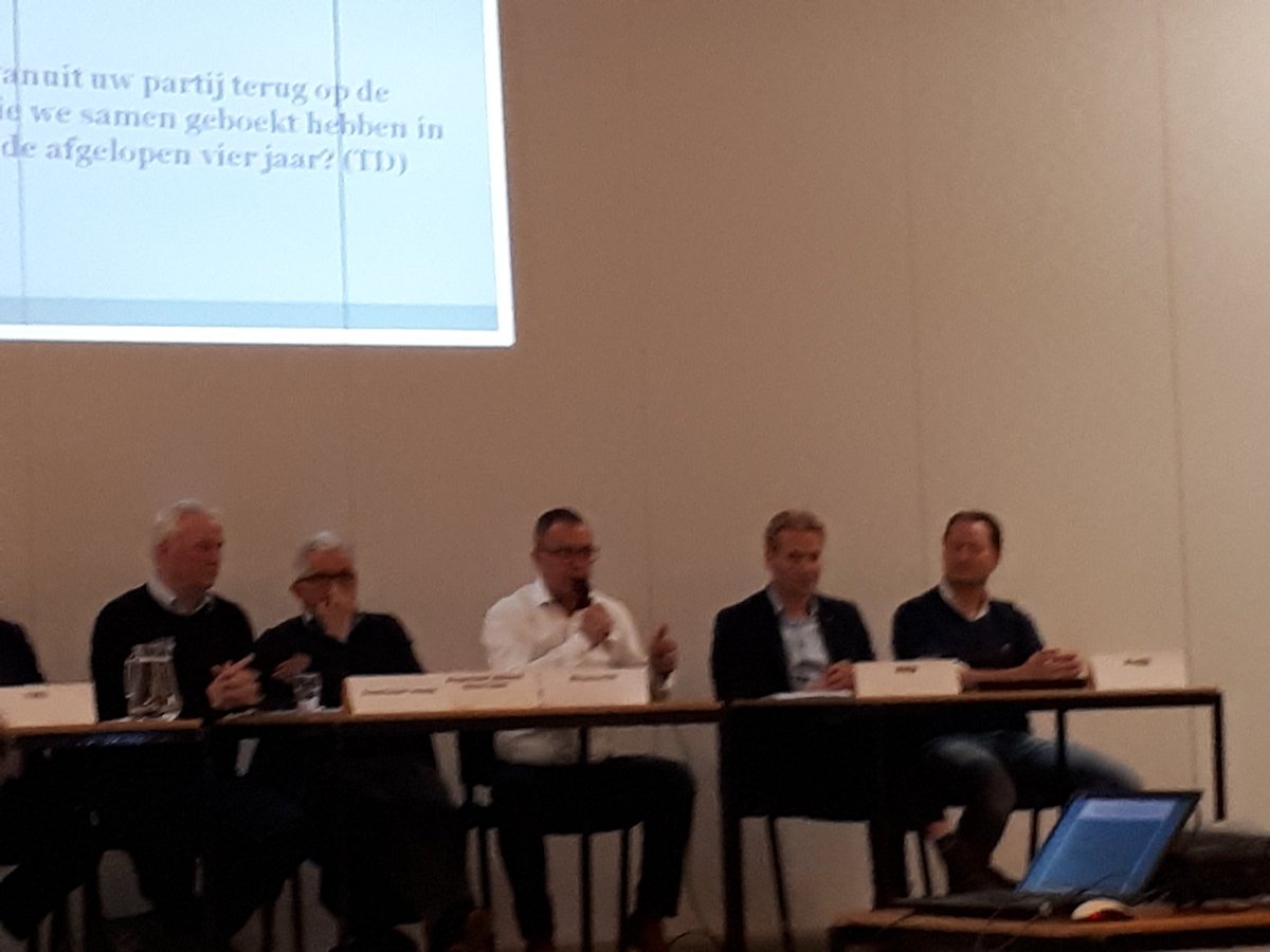 LindenvanderJos's tweet photo. Veel bewondering voor de inwoners van Neerkant voor de zelfwerkzaamheid. #Neerkant #debat https://t.co/j88zoakMqa