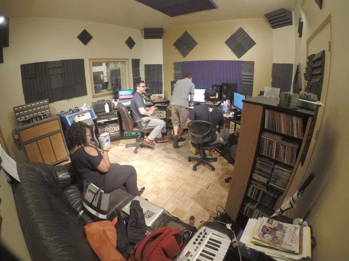 Nate_EMG_Music's tweet photo. I the lab grinding, finishing up some mastering with @eartightPantoja , @raphoxonthebeat and we got @tikianyuni in the buildin'. Now I got's to get some fire new artists out for the #2ndQuarter2018 Fire #music #EssentialElite #EMG @EssentialMG https://t.co/LrUuV0KPcA
